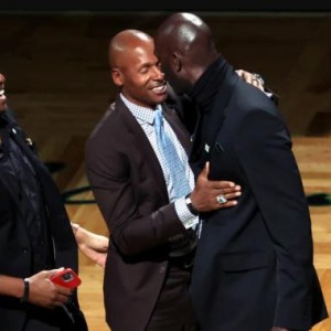 麻将胡了-雷·阿伦现身KG球衣退役仪式 三巨头一个都不能少